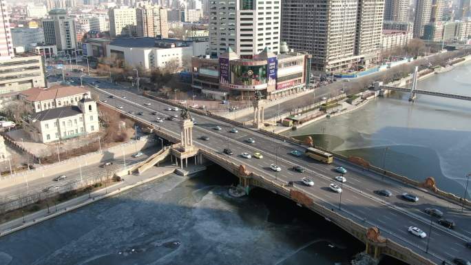 天津冬日大桥高速车流航拍城市