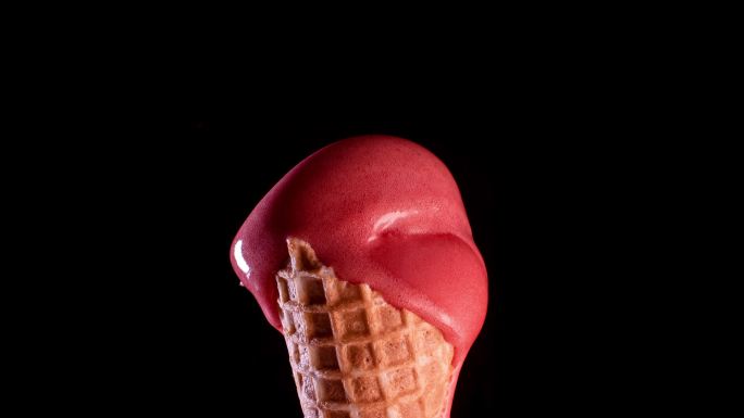 红色冰淇淋融化