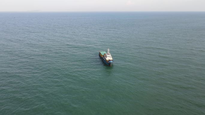 广西 北海飞越渔船掠过海面