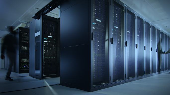 IT员工在数据中心服务器机房工作。