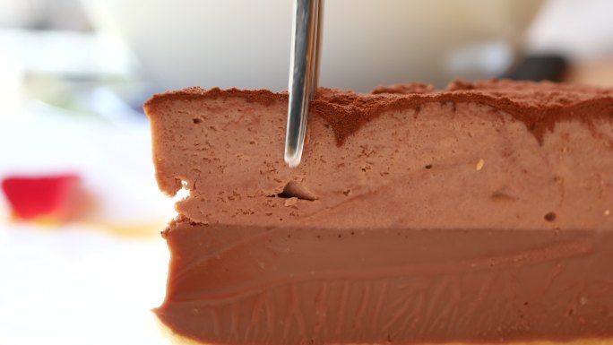吃巧克力蛋糕