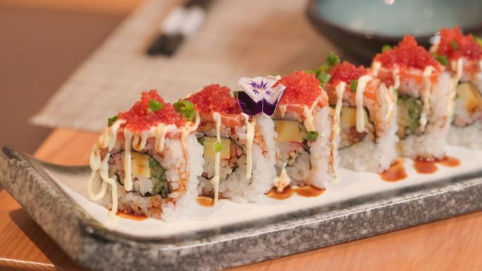日本美食放在盘子里的鱼子酱寿司4K画质