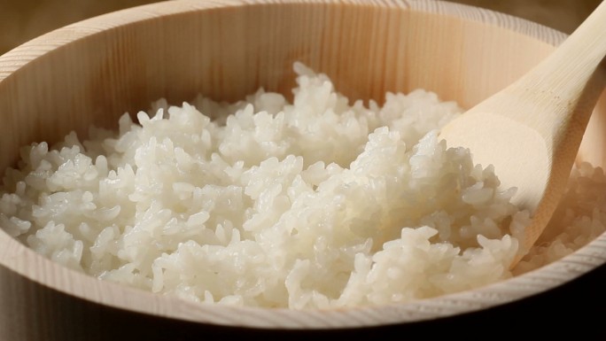 米饭冒热气的米饭木桶饭