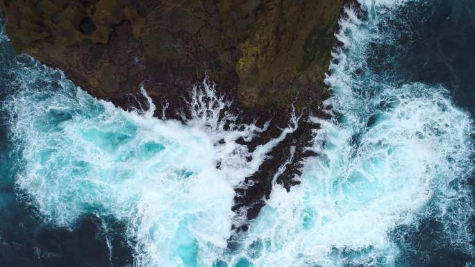 印度尼西亚，海浪冲击岩石海岸的悬崖。