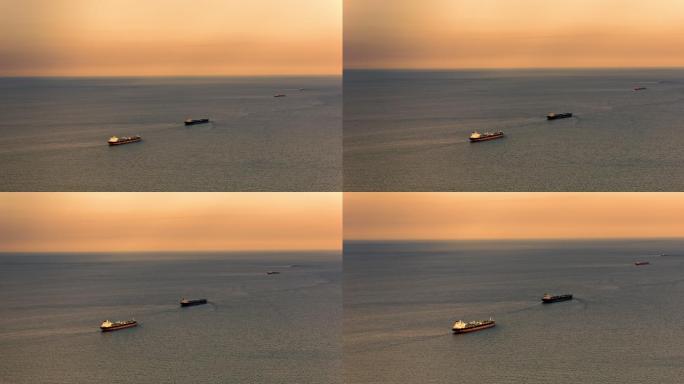 日落时在海面航行的大型货船