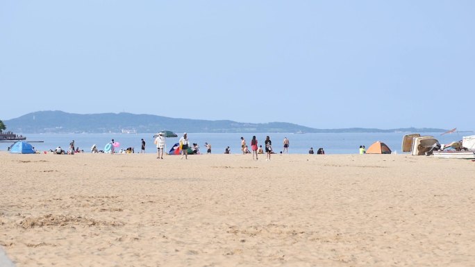 夏日的海边大海海边游玩游客沙滩夏日海滩