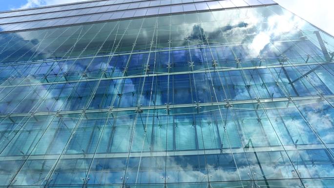 大楼玻璃反射的云天