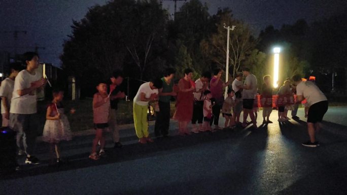 民众加油支援灾区当地居民感谢支援河南暴雨