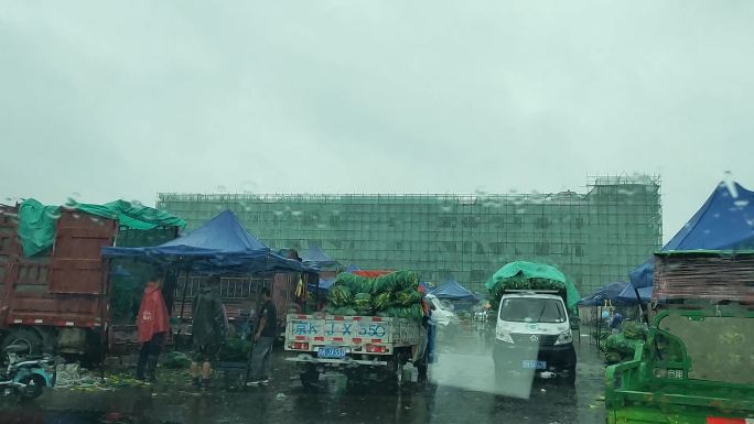 雨中交易农产品车玻璃水滴模糊