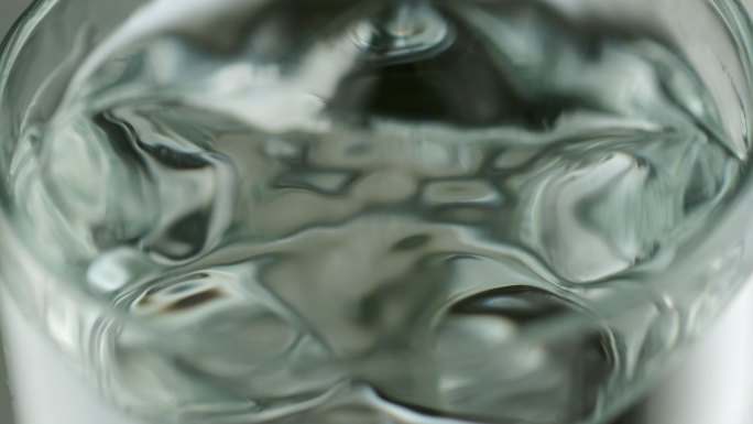 冰冷的纯净水在玻璃杯里摇曳