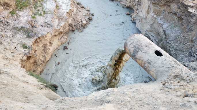 污水管流出污水清洁液体地球