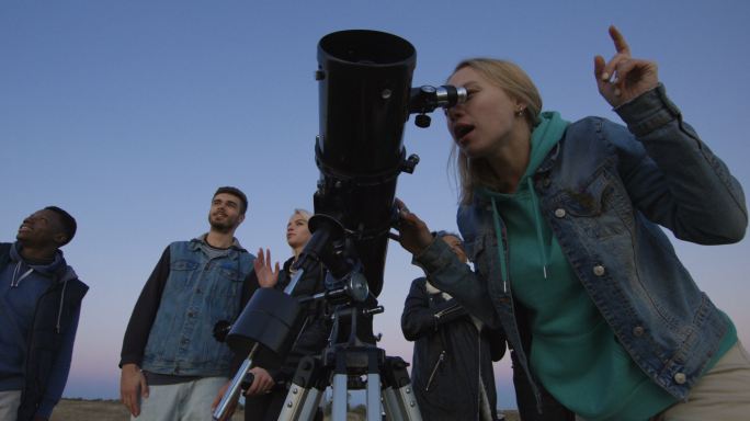 朋友们一起用专业望远镜看星星