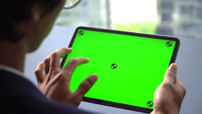 商务人士触摸数字平板