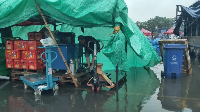 大雨卖货农民辛苦冒雨淋湿雨天