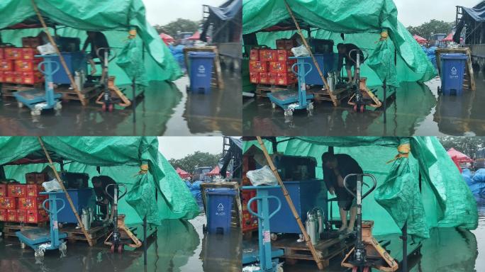 大雨卖货农民辛苦冒雨淋湿雨天