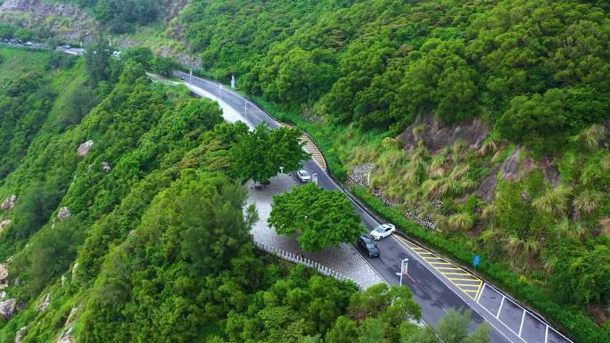 汽车行驶在沿海山路1