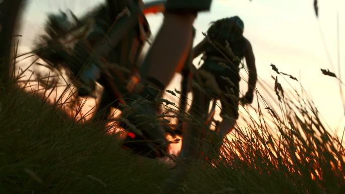 黄昏时在草地上骑自行车