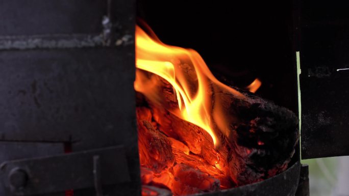 炭火、炖鱼、铁锅、红烧鱼、碳火、炭炉