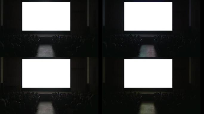 观众在黑漆漆的电影院大厅里
