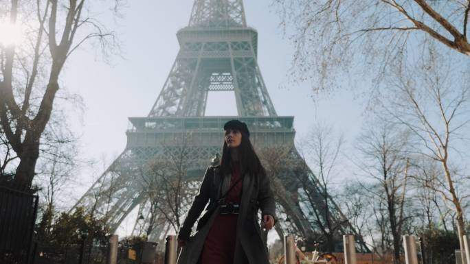 巴黎埃菲尔铁塔下女游客走向镜头