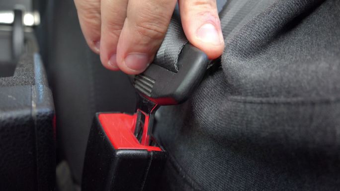 驾驶员系紧/解开汽车安全带