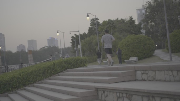 深圳湾公园跑步的男人