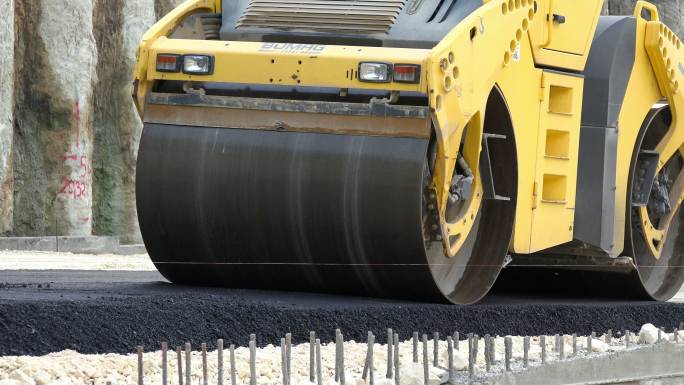 道路建设。沥青作业中的压路机