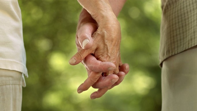 老夫妇手牵着手自由自然牵手