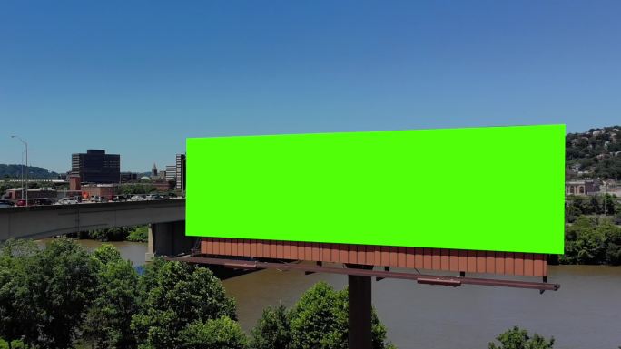 城市绿屏广告牌慢推进的鸟瞰图