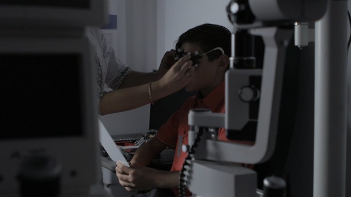 男孩在眼科医生的接待处检查色觉。