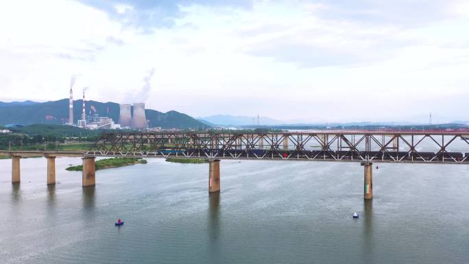 实拍一列拉货火车经过京九铁路赣江大桥