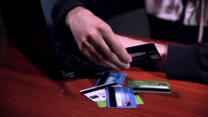 黑客从信用卡上偷钱。