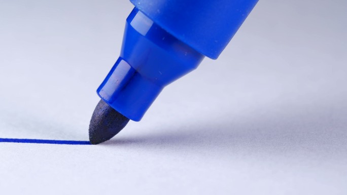 蓝色标记在白色的纸上画一条直线
