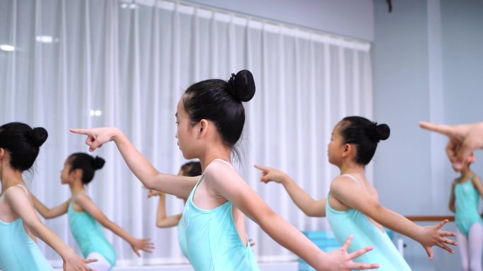 实拍一群少女在舞蹈教室练习舞蹈