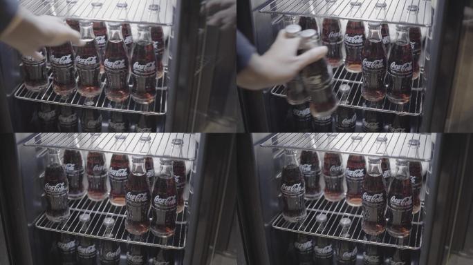 4K瓶装可乐从冰箱拿出