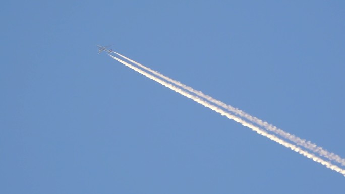蓝天中的飞机