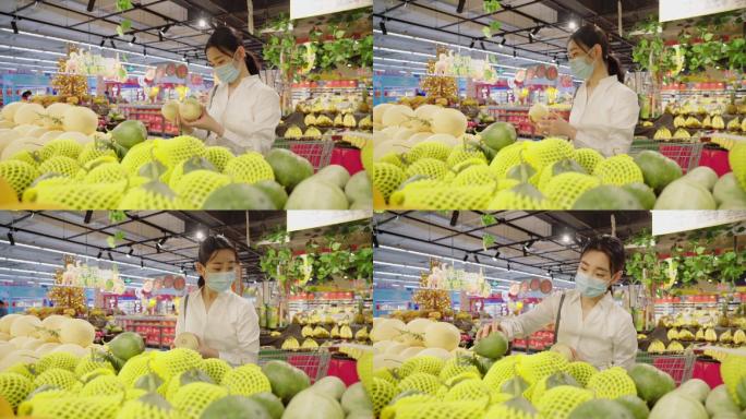 戴口罩的青年女人在超市选购水果
