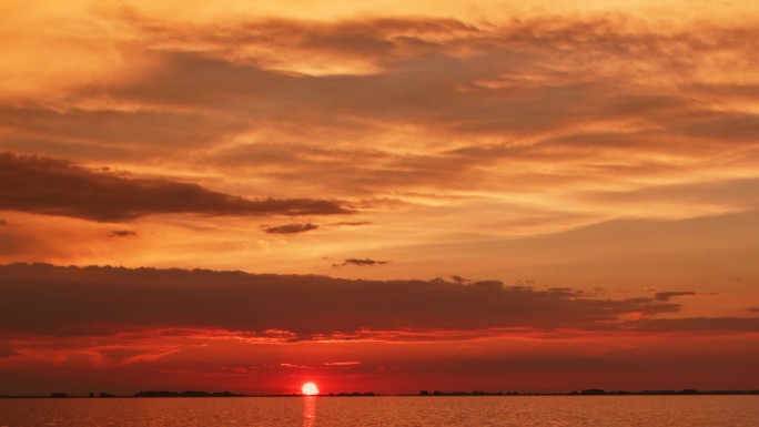 海边夕阳西下日落余晖映照海面