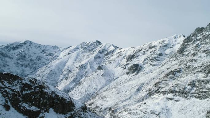 俯瞰冬季雪山岩峰