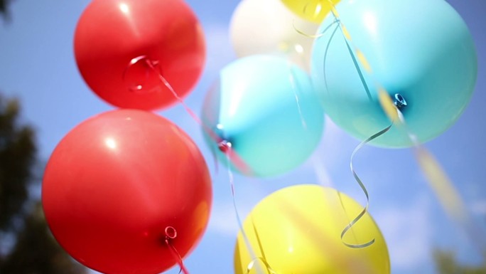 露天有许多五颜六色的气球