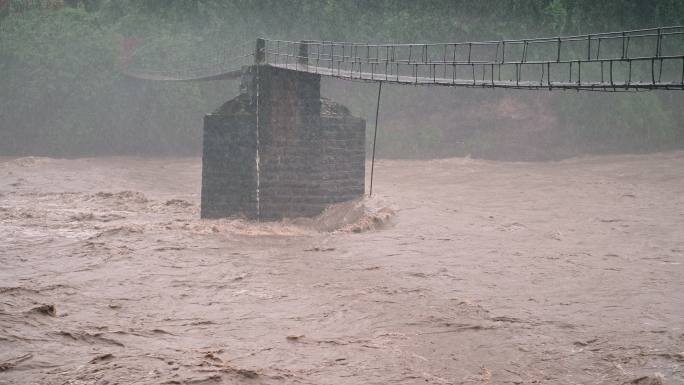 实拍暴雨洪水洪灾山洪灾害涨大水视频素材