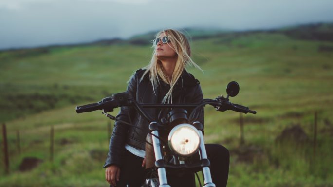 骑老式摩托车的美女