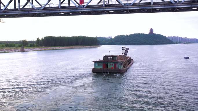 实拍一艘船穿过赣江京九铁路大桥