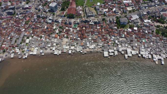 沿海贫民区，水被污染。
