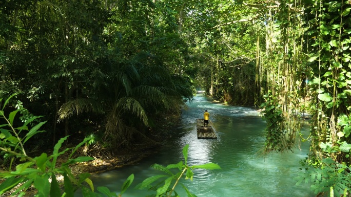 牙买加玛莎·布雷河上的木筏