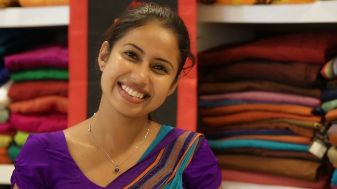 斯里兰卡一名年轻女子在纱丽店里