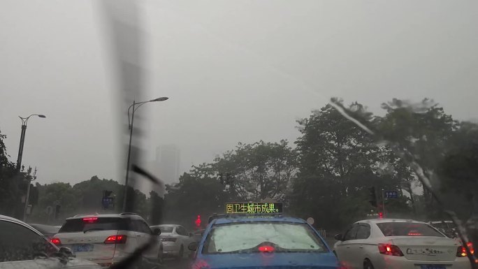 城市、乡下雨景