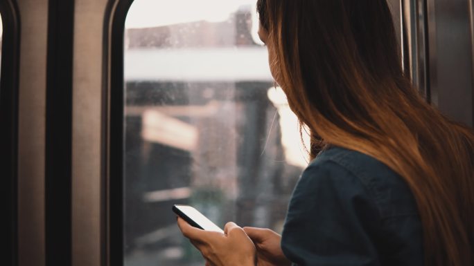 女人乘坐地铁时使用手机