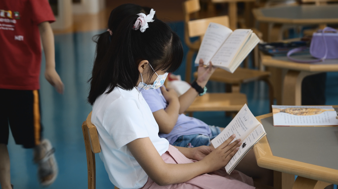 4K图书馆阅览室戴口罩看书阅读的小女孩