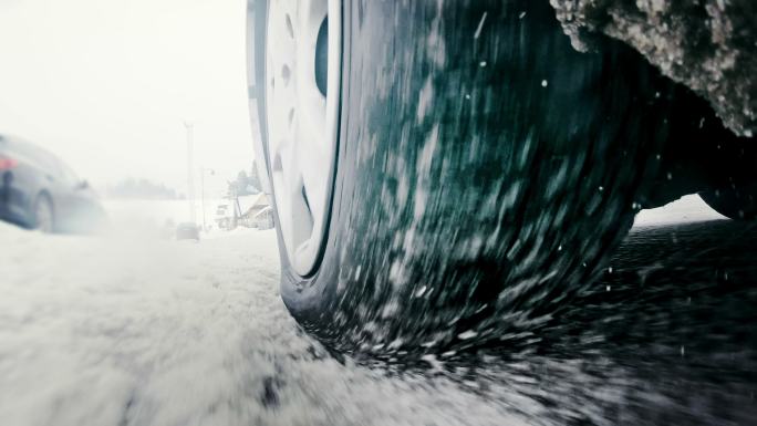 在雪地道路上驾驶道路环境霜冻